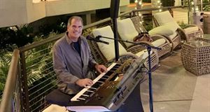 Tony Oberto (Singing Keyboard Player)