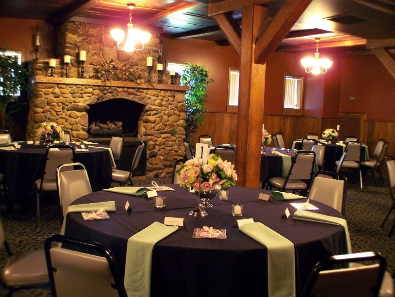 Goeglein's Reception Hall Fort Wayne, IN Wedding Venue