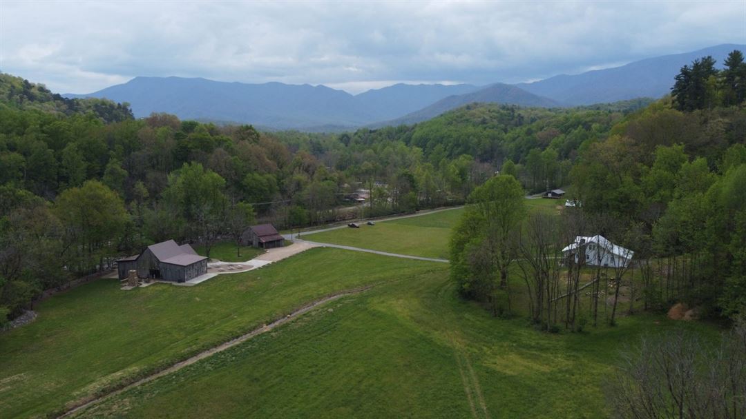 Foothills Farm Cosby, TN Wedding Venue