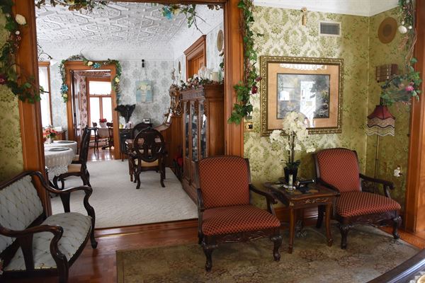 Queen Anne Bed And Breakfast - Nevada, IA - Wedding Venue